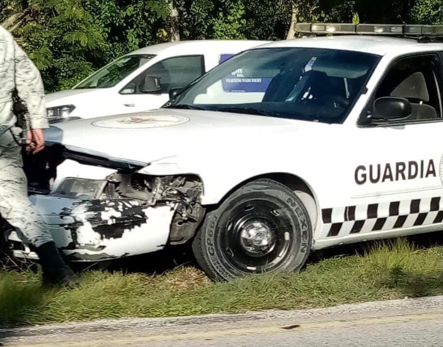 Los elementos de la Guardia Nacional quisieron ganarle el paso al vehículo particular