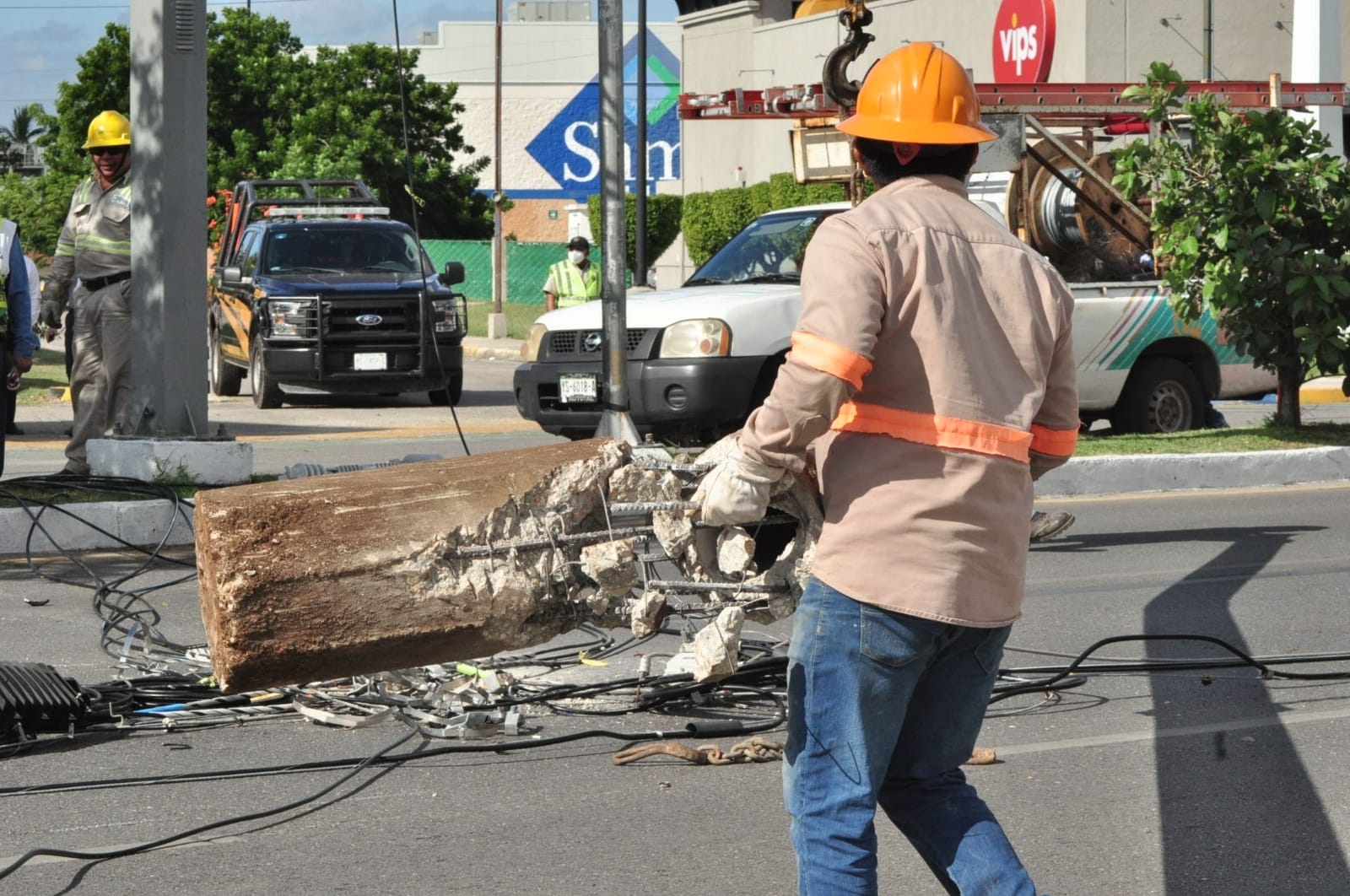 Tráiler deja sin luz a comercios y vecinos de la Prolongación Paseo de Montejo en Mérida