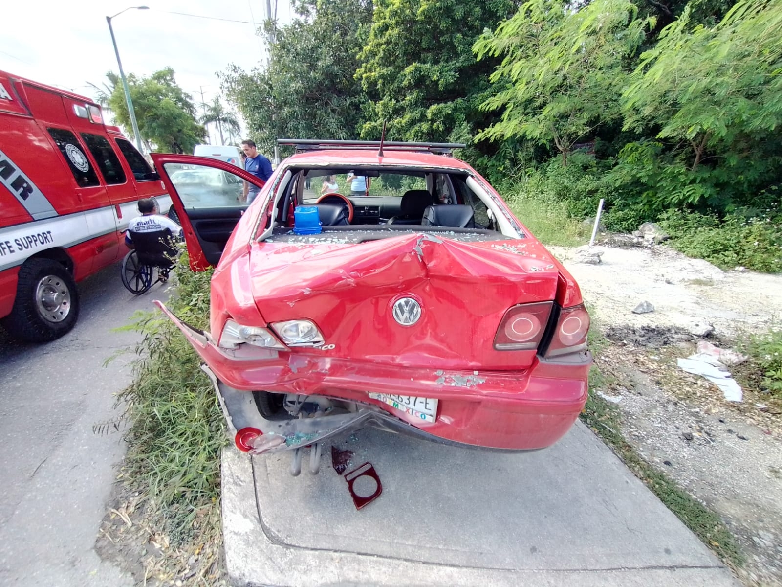 A consecuencia del choque ambos conductores resultaron con golpes leves A consecuencia del choque ambos conductores resultaron con golpes leves