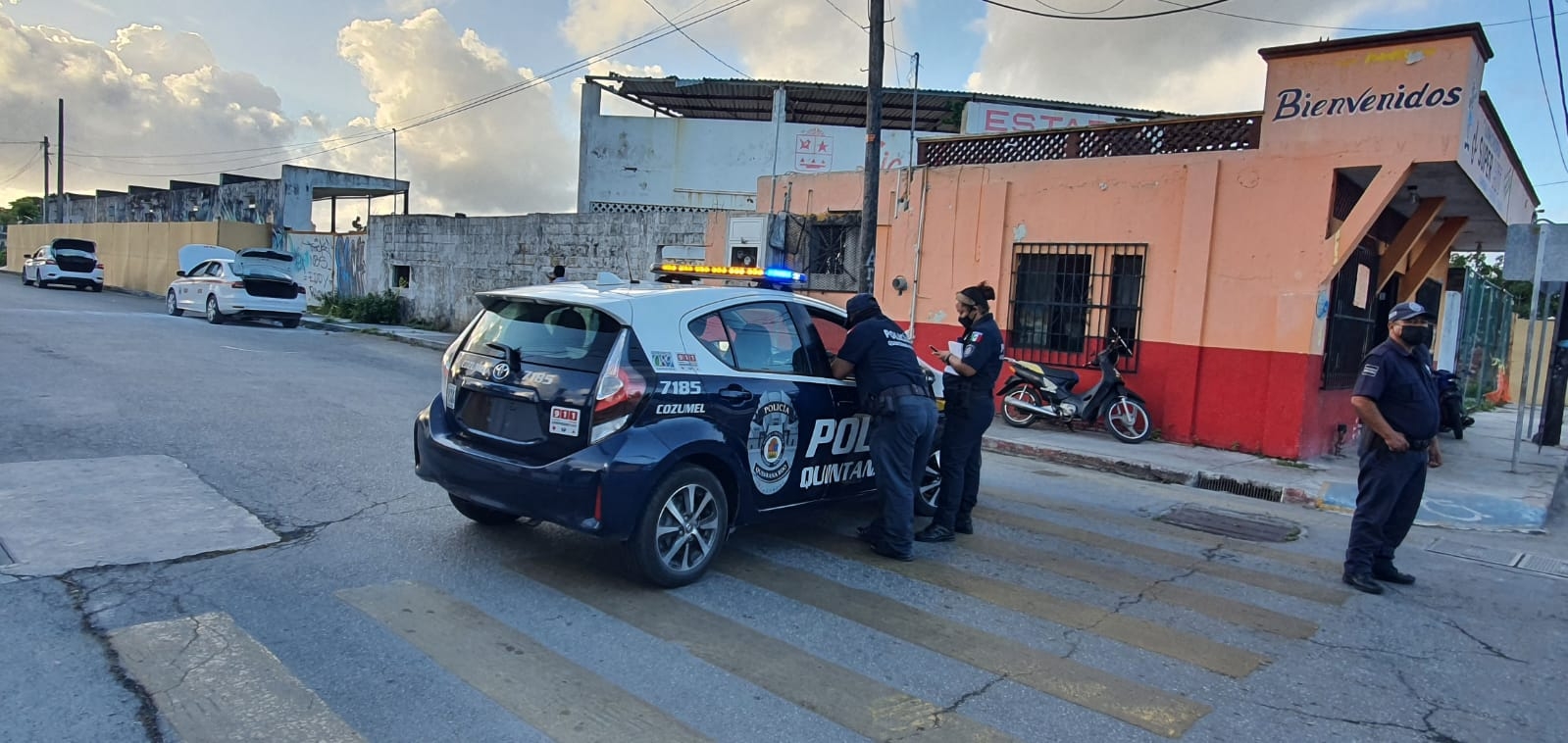 Elementos de la Policía Municipal de Cozumel cerraron el paso para prevenir algún percance tras el reporte de un incendio de un taxi Elementos de la Policía Municipal de Cozumel cerraron el paso para prevenir algún percance tras el reporte de un incendio de un taxi
