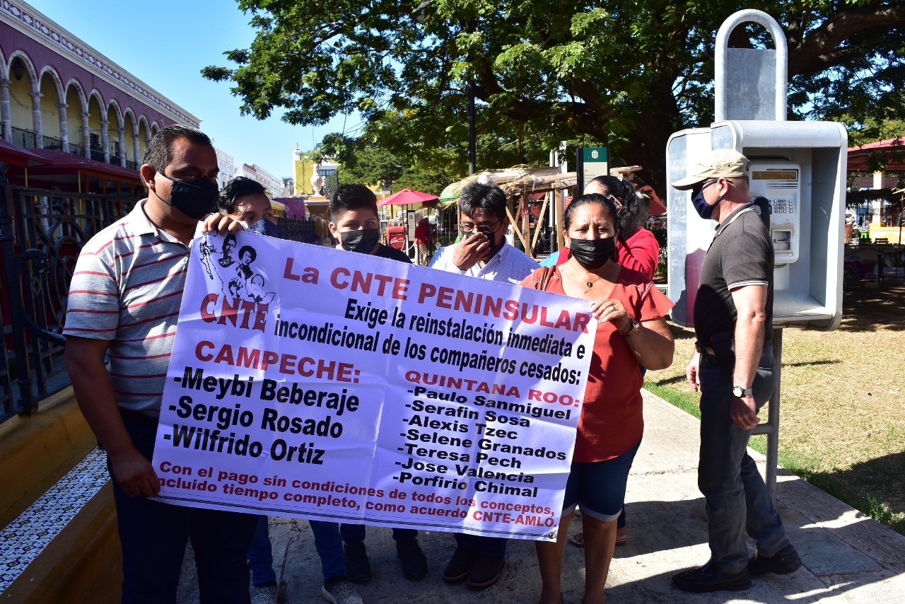 Acompañado por una decena de docentes, el líder señaló que la encargada de resolver los problemas estatales es Layda Sansores San Román Acompañado por una decena de docentes, el líder señaló que la encargada de resolver los problemas estatales es Layda Sansores San Román