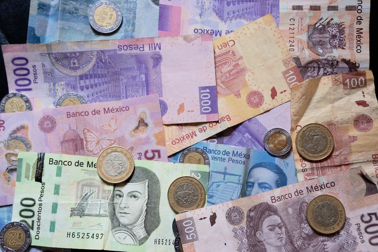 Las pensiones y becas que otorga el gobierno tendrán un aumento para 2022. Si eres un beneficiario, esta información te interesa