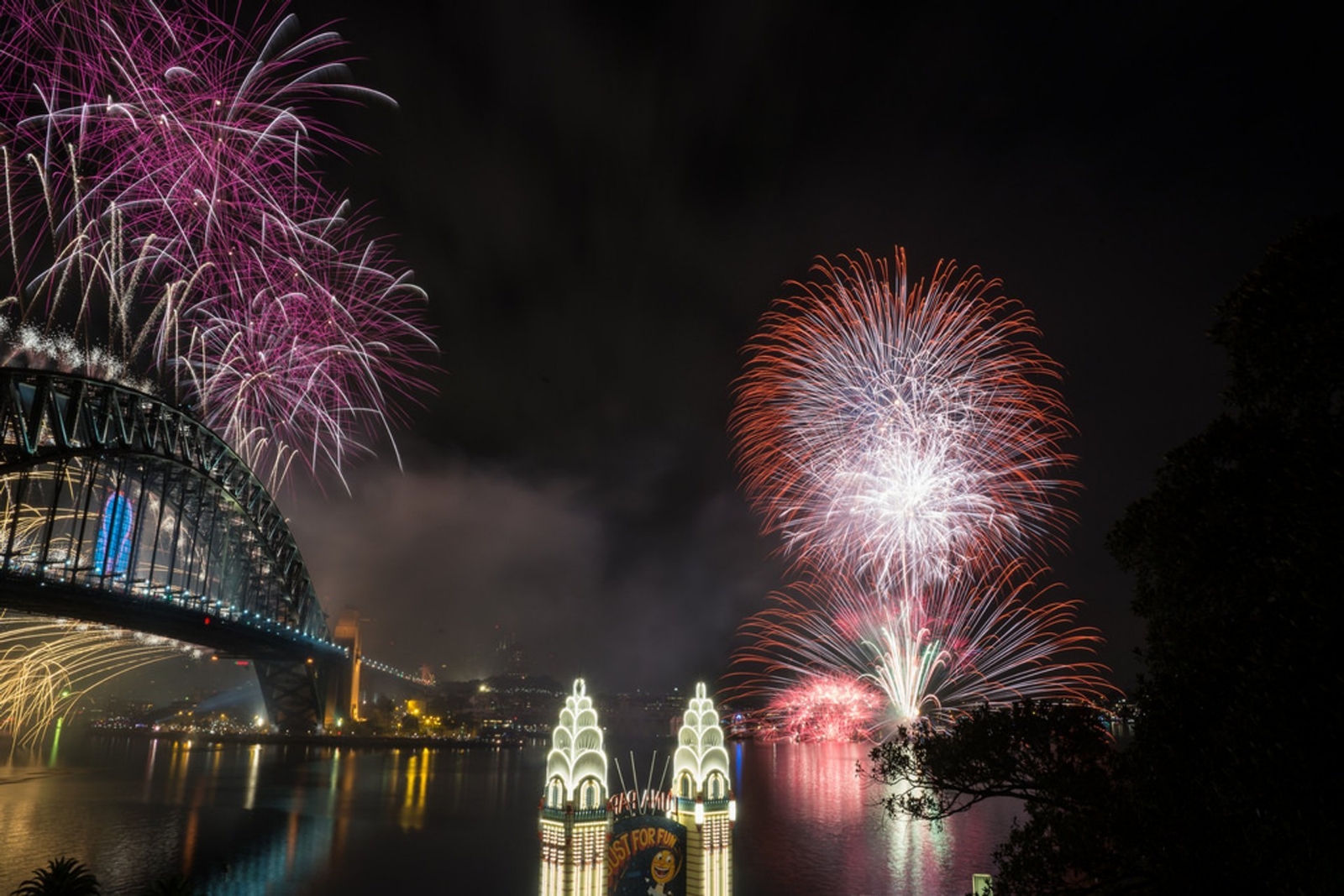 Los fuegos artificiales fueron lanzados en punto de la medianoche, hora de Sídney, para dar la bienvenida al 2022