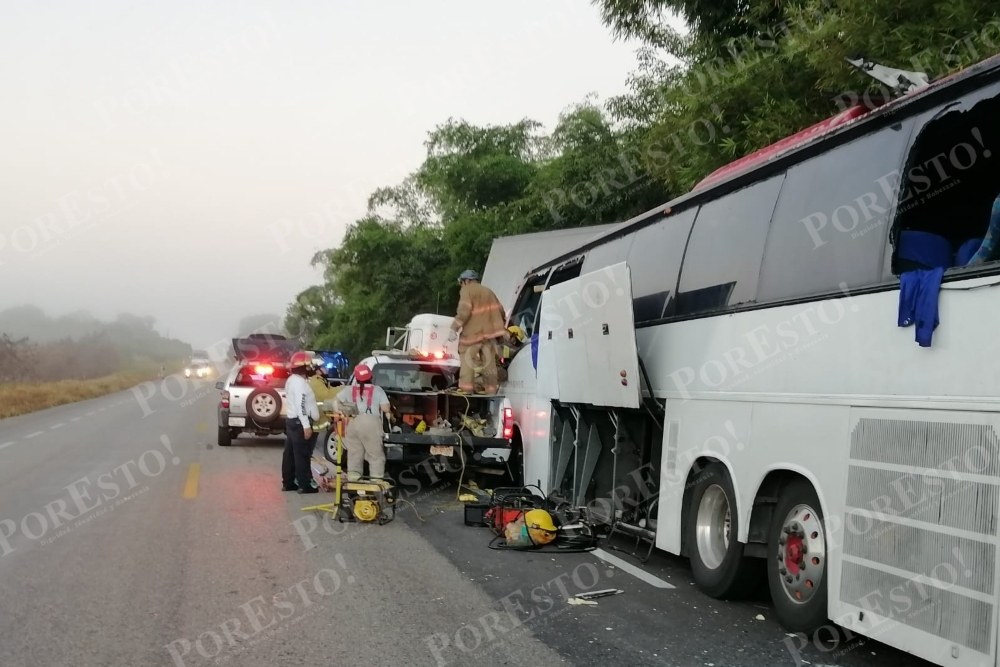Bomberos acudieron al rescate de algunos pasajeros que permanecían dentro del autobús en Chetumal Bomberos acudieron al rescate de algunos pasajeros que permanecían dentro del autobús en Chetumal