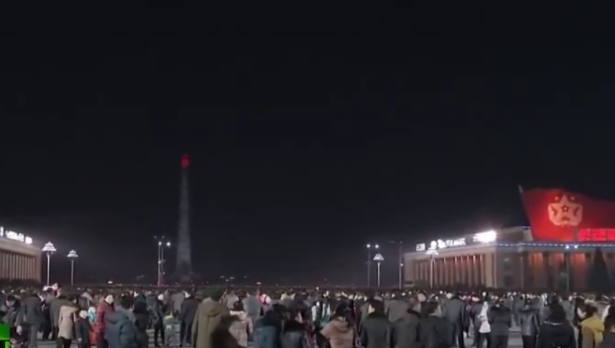 Corea del Norte recibió el Año Nuevo hace un par de horas. A través de redes sociales, se difundió la transmisión del festejo que reunió a miles de personas pese al aumento de contagios por COVID-19 y por la variante ómicron Corea del Norte recibió el Año Nuevo hace un par de horas. A través de redes sociales, se difundió la transmisión del festejo que reunió a miles de personas pese al aumento de contagios por COVID-19 y por la variante ómicron
