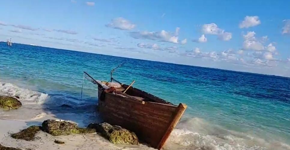 La embarcación apareció en Playa Tortugas de Cancún, donde se busca a sus tripulantes, pues pueden ser extranjeros indocumentados