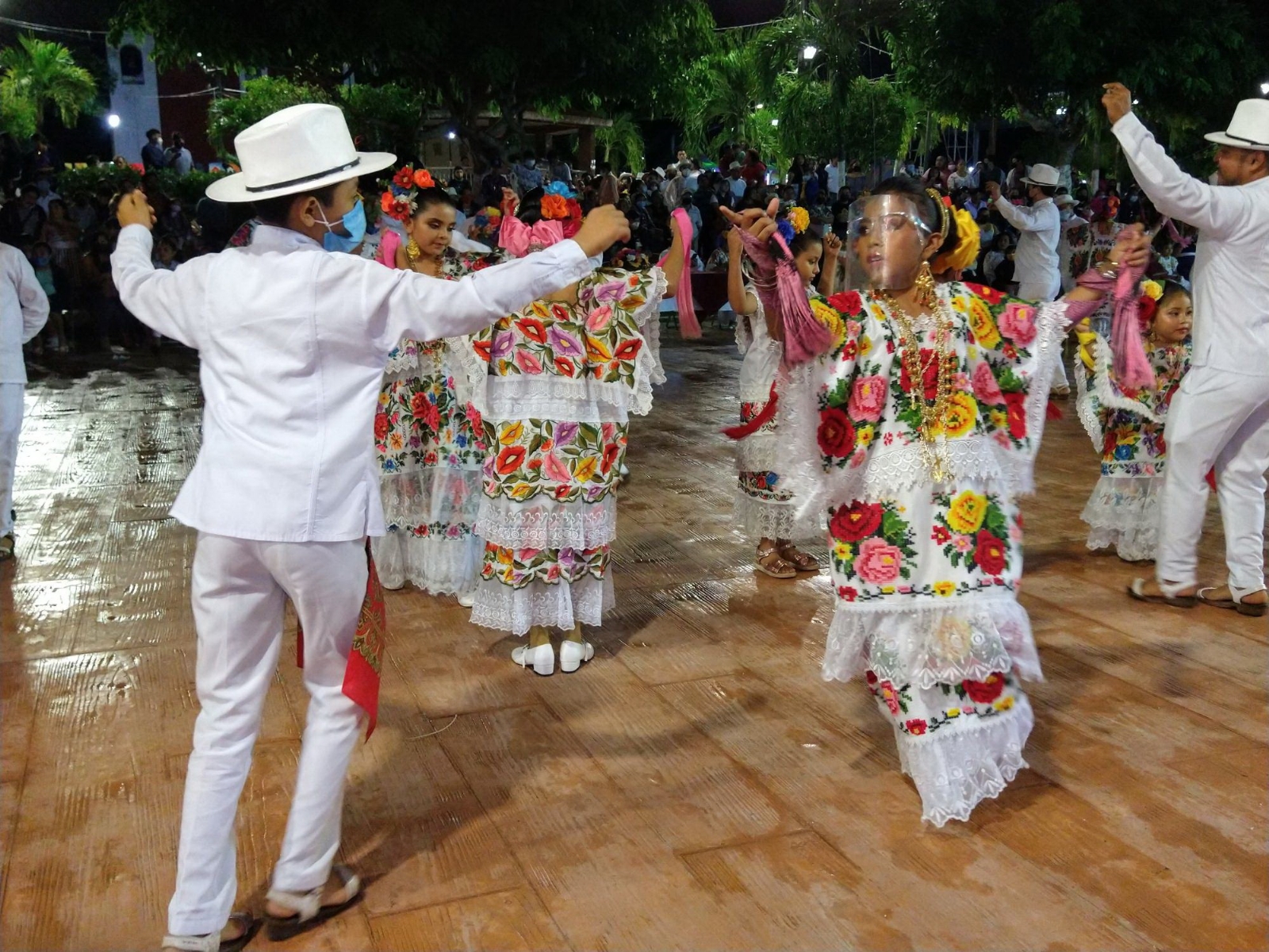 A las afueras del Palacio Municipal los habitantes se deleitaron con los jaraneros y la música A las afueras del Palacio Municipal los habitantes se deleitaron con los jaraneros y la música
