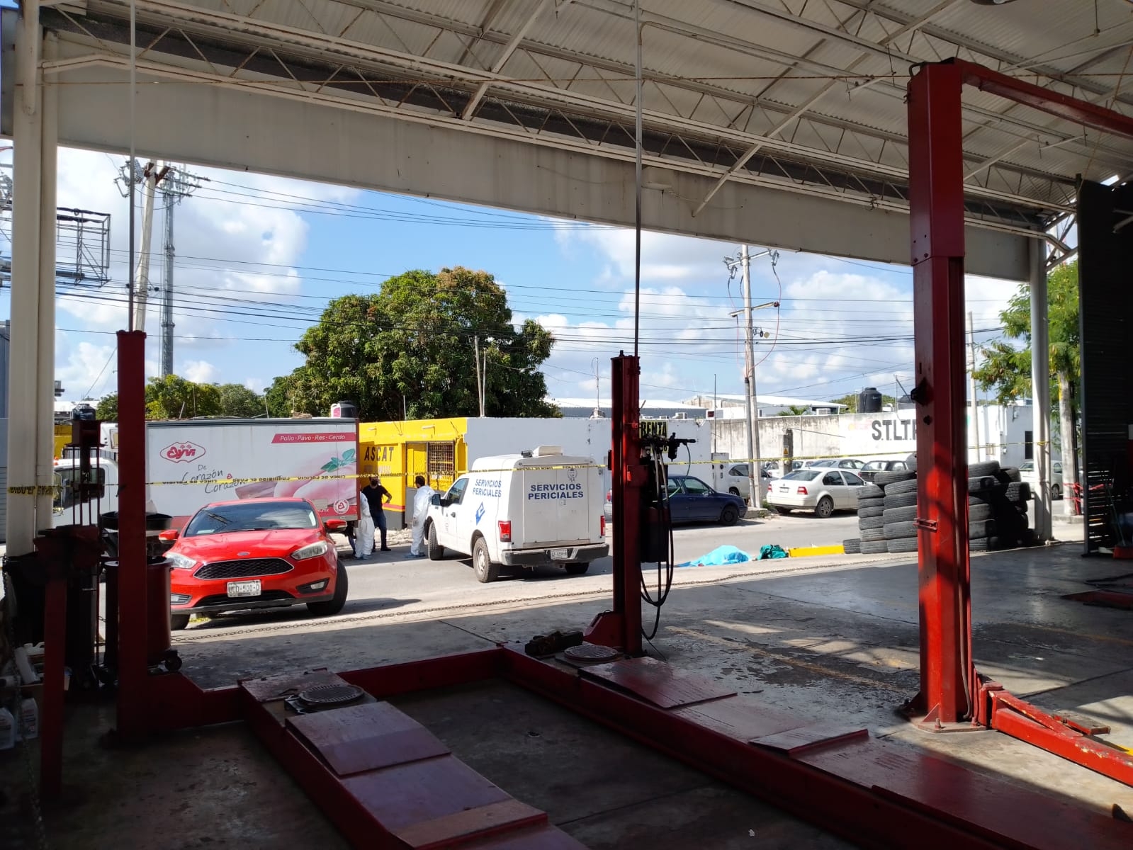 El cuerpo del hombre permaneció en la acera de la calle 91 en la Región 93 de Cancún en lo que llegaba Servicios Periciales El cuerpo del hombre permaneció en la acera de la calle 91 en la Región 93 de Cancún en lo que llegaba Servicios Periciales