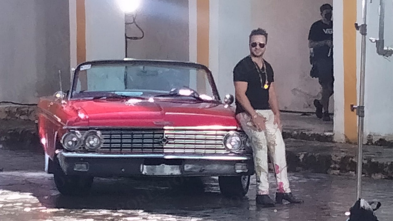 Luis Fonsi llamó la atención de sus seguidores en Izamal, quienes no dudaron en fotografiarlo