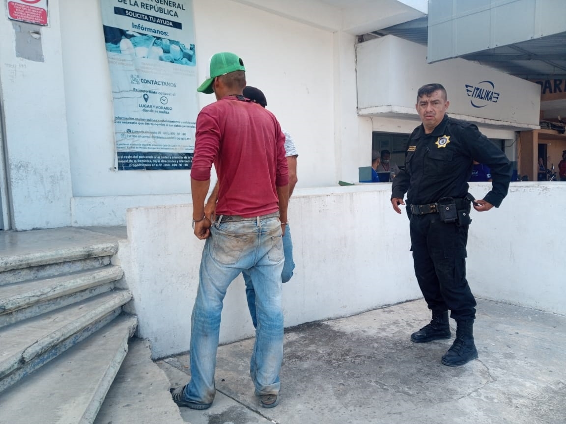 Un reporte ciudadano alertó a los agentes de la Dirección de Seguridad Pública, que al llegar al lugar sorprendieron a los indiciados