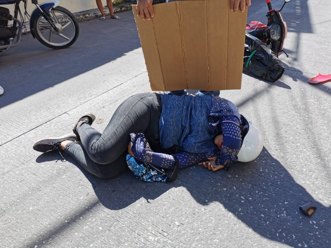 Camioneta arrolla a dos mujeres en motocicleta en Ciudad del Carmen