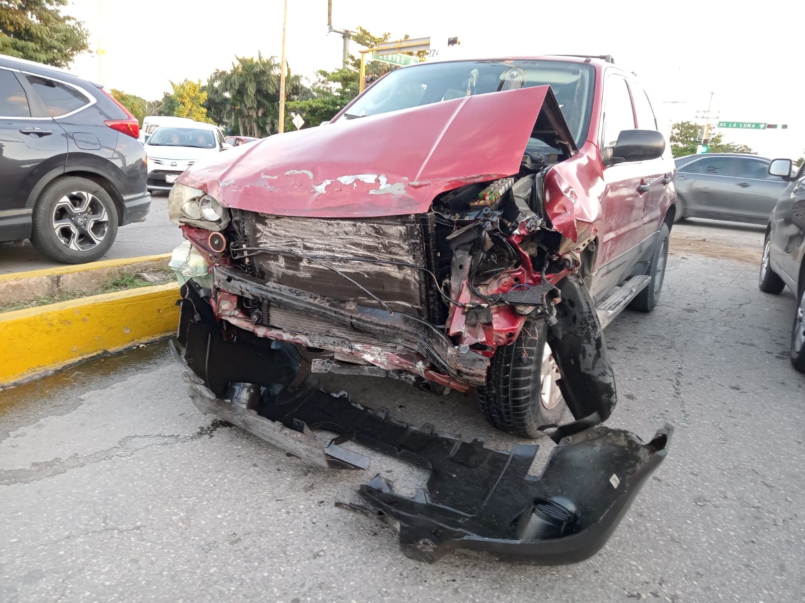 Cuerpos de rescate, emergencias y autoridades de tránsito, acudieron al Boulevard Luis Donaldo Colosio, a la altura de la Universidad Anáhuac