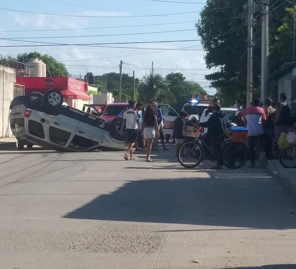 Vecinos de la Supermanzana 235 de Cancún se acercaron a la zona de la volcadura del vehículo para ayudar al chofer