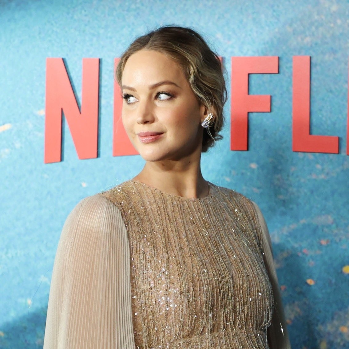 Jennifer Lawrence presume embarazo en premiere de No Mires Arriba