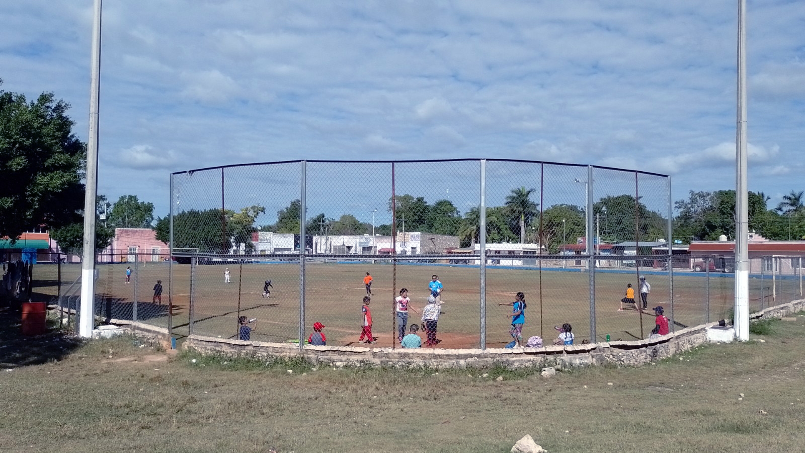 A los cursos acudieron los papás y familiares de los alumnos, que apoyaron a sus pequeños desde las gradas del parque A los cursos acudieron los papás y familiares de los alumnos, que apoyaron a sus pequeños desde las gradas del parque