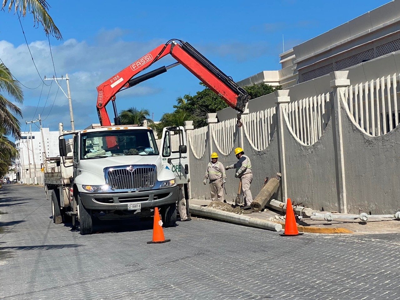 El poste terminó destrozado tras el choque, y personal de la CFE en Isla Mujeres lo retiró por el peligro que representa