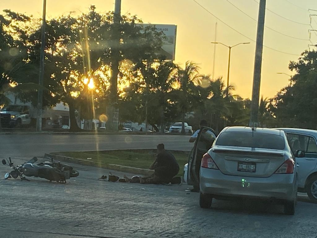 El taxista y el conductor del otro auto involucrado en el accidente, se detuvieron en el área en espera de las autoridades El taxista y el conductor del otro auto involucrado en el accidente, se detuvieron en el área en espera de las autoridades