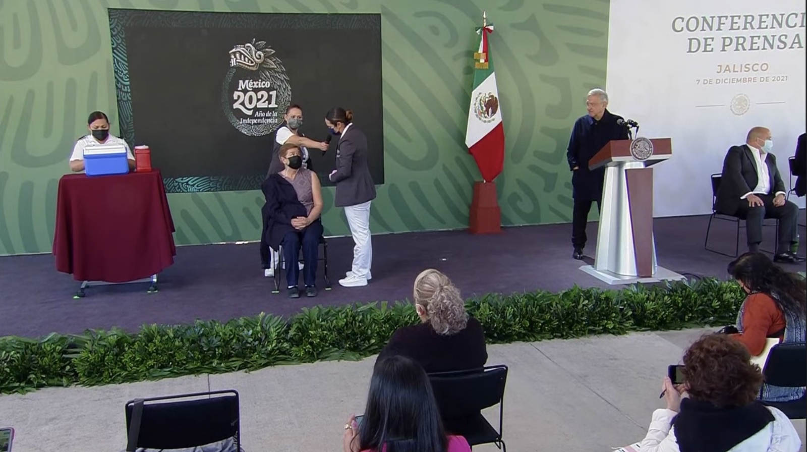 Adultos mayores recibirán dosis de refuerzo de AstraZeneca sin importar esquema primario de vacunación