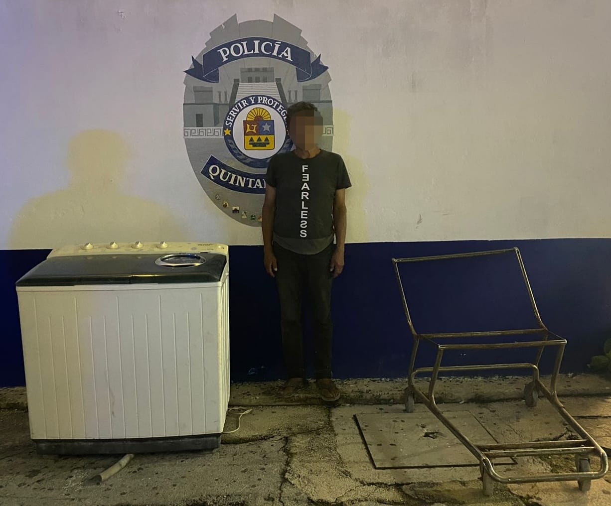 Tras realizar la búsqueda, se encontró a un hombre que empujaba un carreta Tras realizar la búsqueda, se encontró a un hombre que empujaba un carreta