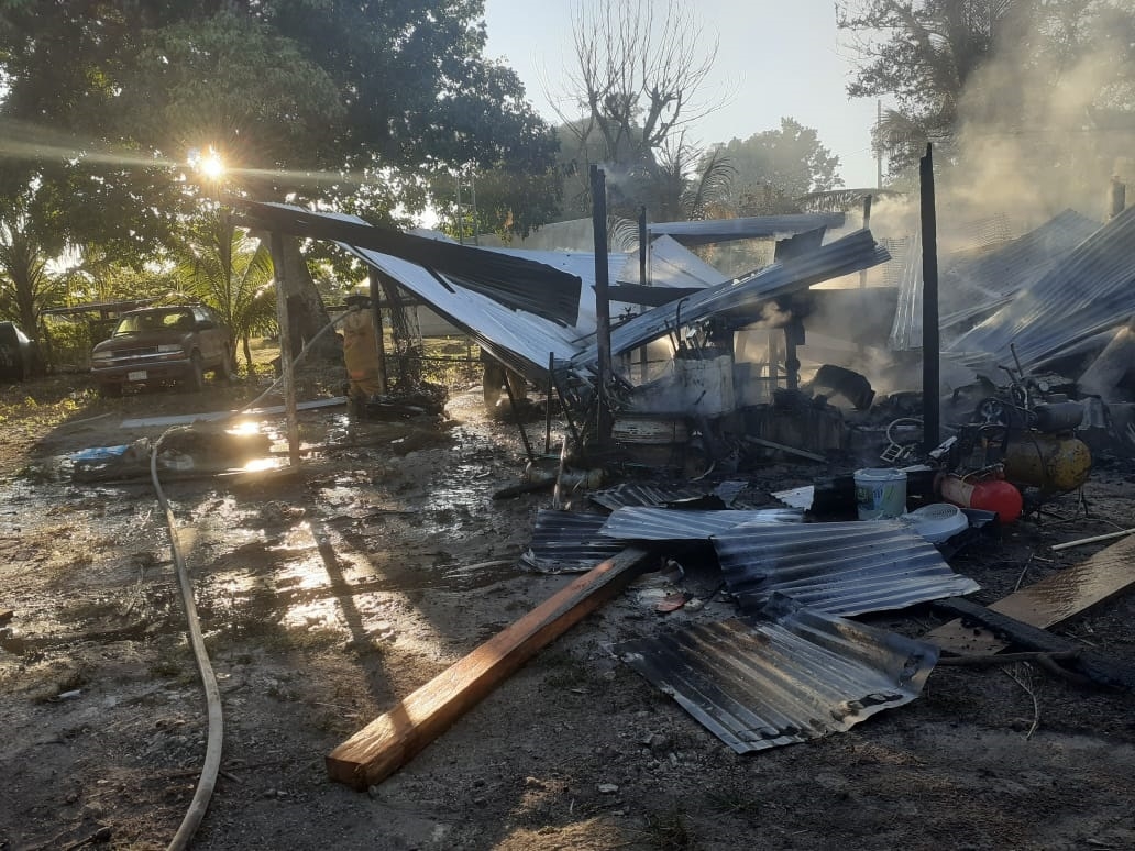 El dueño del inmueble confesó que casi muere en el siniestro, pero logró ponerse a salvo antes de la explosión del coche El dueño del inmueble confesó que casi muere en el siniestro, pero logró ponerse a salvo antes de la explosión del coche