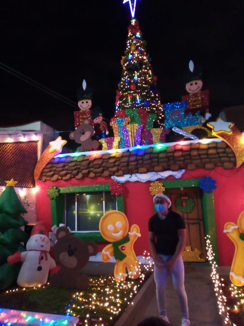 Así se ve la casa de jengibre luego de encenderse