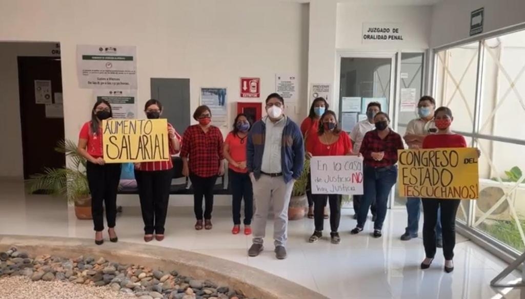 El paro total de labores causó momentos de tensión con usuarios que acudieron a realizar trámites a las oficinas