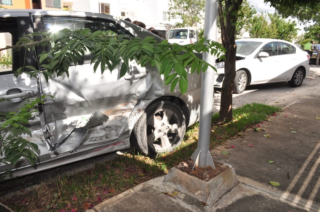 Los automovilistas no resultaron con lesiones graves, por lo que no fue necesario trasladarlos a un hospital