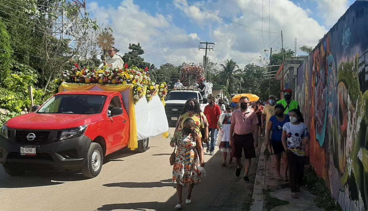 A pie, a caballo, en bicicleta, triciclos, moto taxis y hasta vehículos particulares, acudieron los feligreses A pie, a caballo, en bicicleta, triciclos, moto taxis y hasta vehículos particulares, acudieron los feligreses