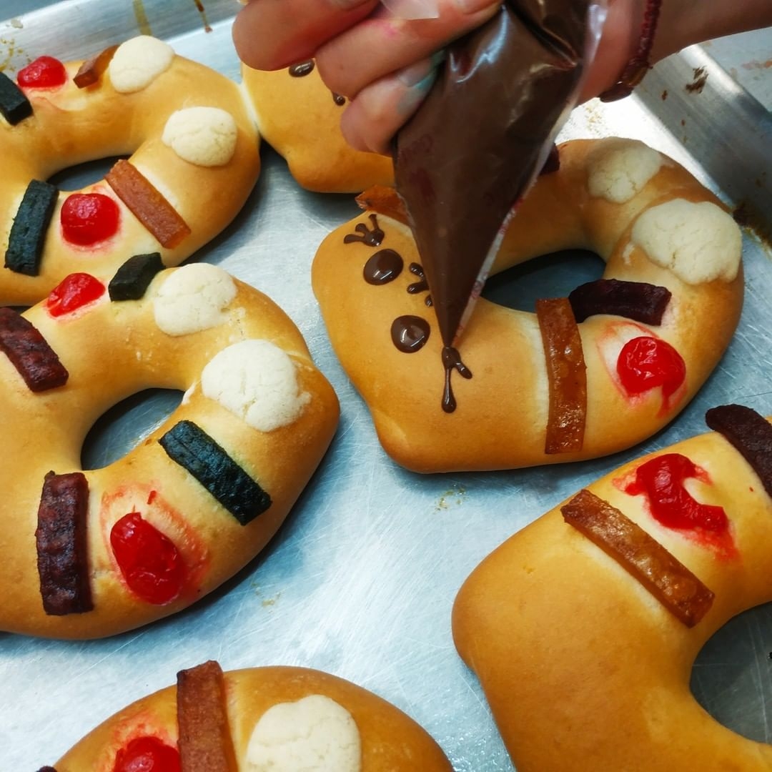 Algunas versiones apuntan a que la Rosca de Reyes es una representación de la corona de Adviento