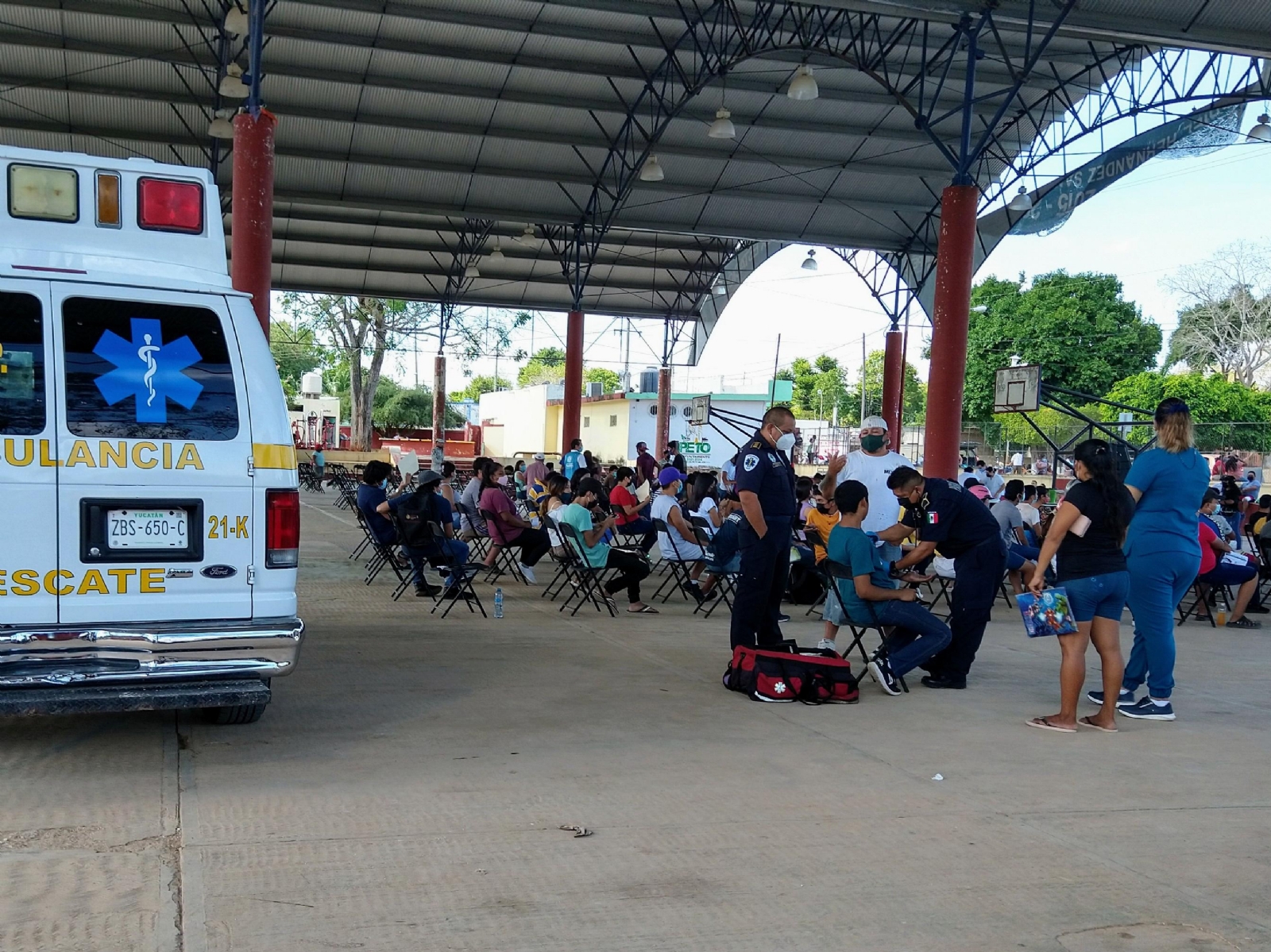 Los adolescentes acudieron a recibir su primera dosis contra el coronavirus en el módulo instalado en el domo de la exestación de ferrocarriles de la localidad