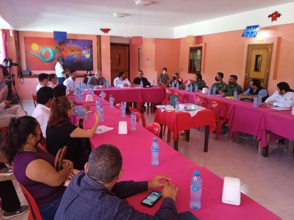 El anuncio se hizo en una reunión de trabajo con autoridades y grupos beneficiarios de las obra El anuncio se hizo en una reunión de trabajo con autoridades y grupos beneficiarios de las obra