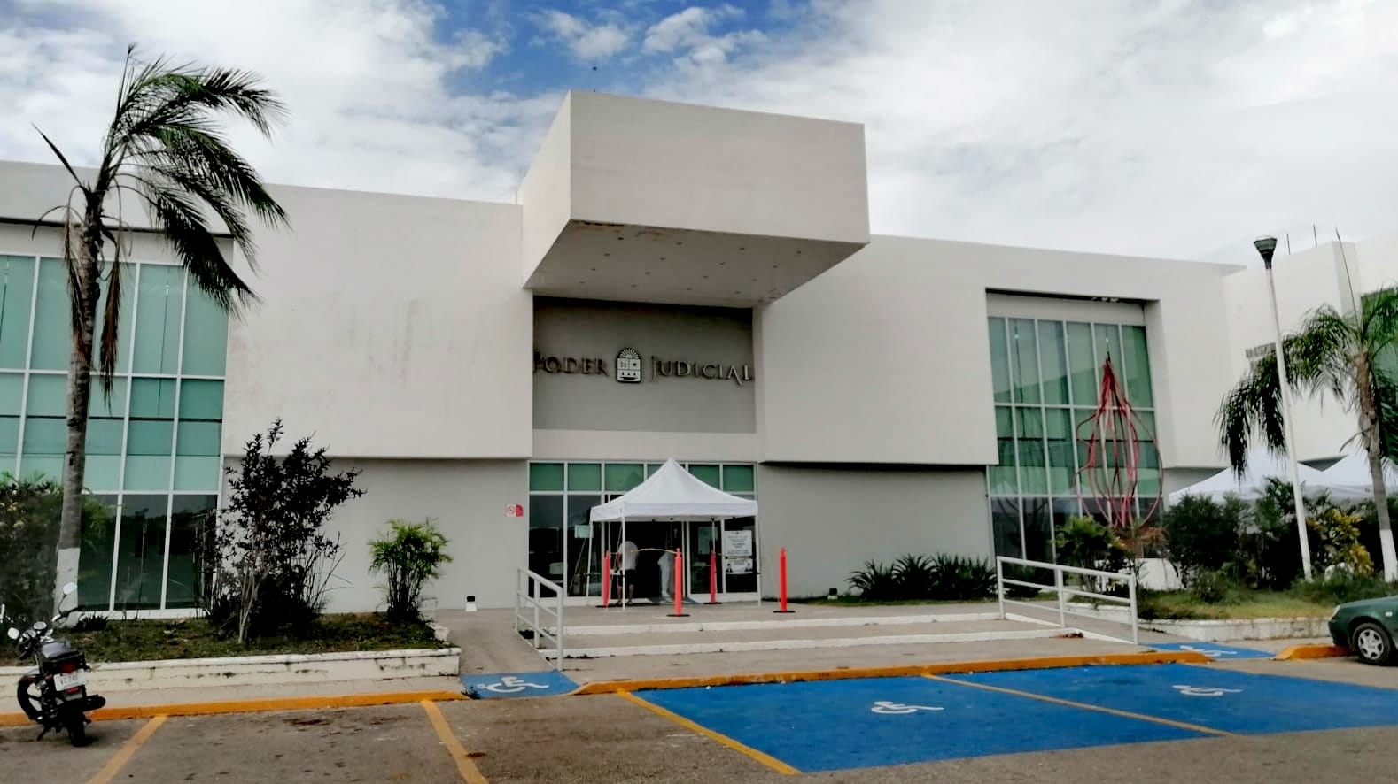El órgano jurisdiccional también impuso, como medida cautelar, firmas periódicas los días 30 de cada mes El órgano jurisdiccional también impuso, como medida cautelar, firmas periódicas los días 30 de cada mes