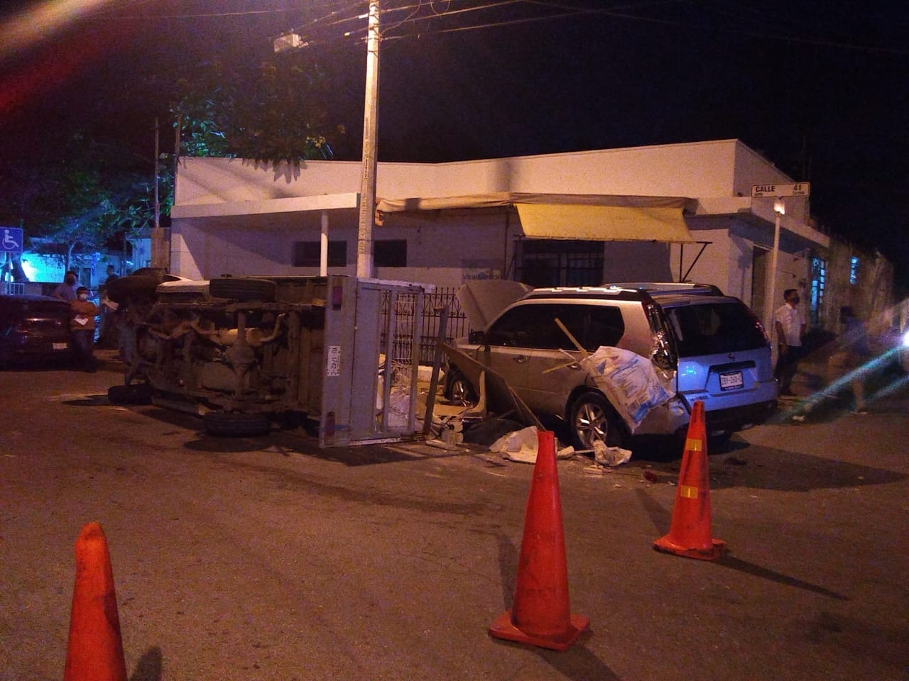 Uno de los vehículos volcó Uno de los vehículos volcó