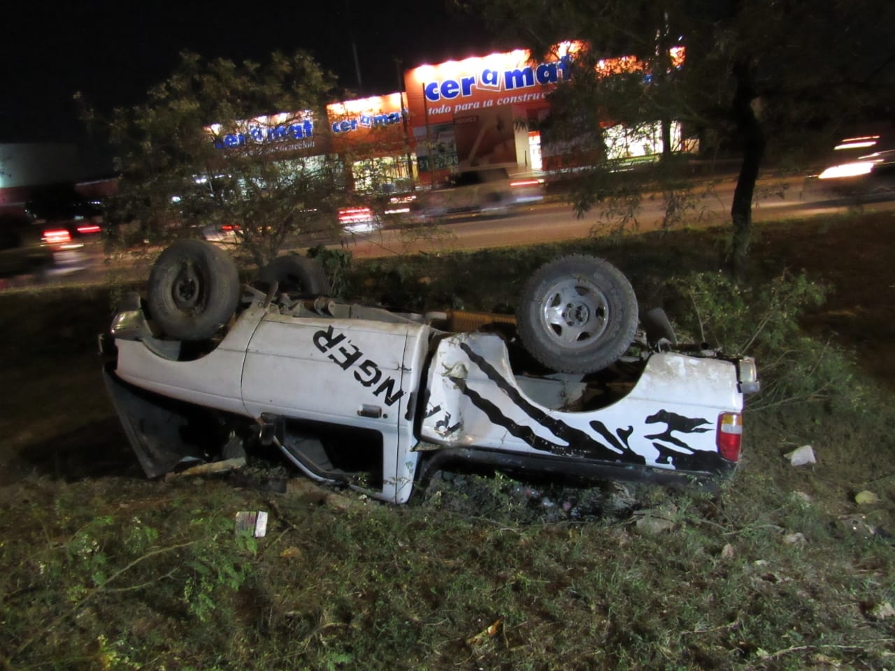 La camioneta terminó volcando La camioneta terminó volcando