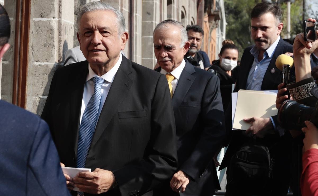 El presidente habló al salir de la reunión El presidente habló al salir de la reunión
