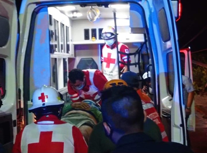De acuerdo con la policía, el conductor del auto estaba bajo los influjos del alcohol