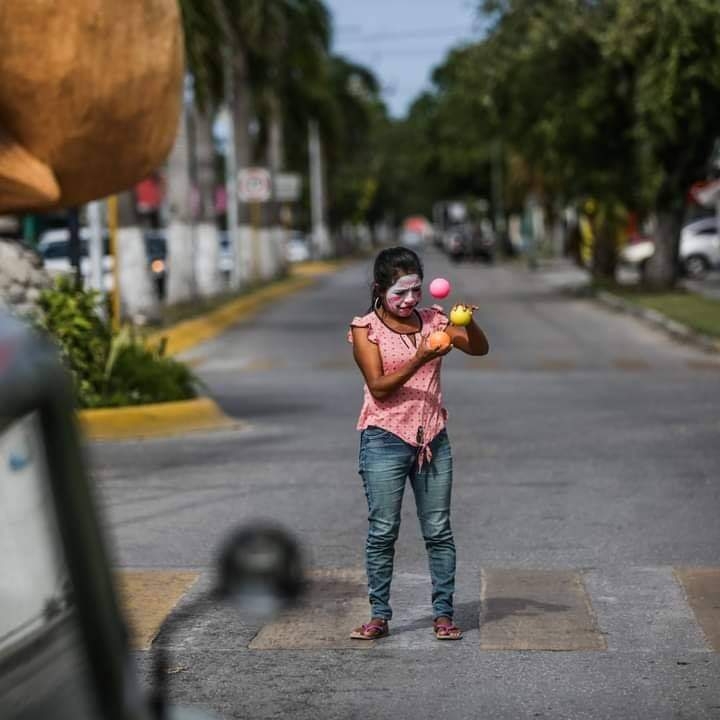 Se dedican a conseguir dinero con actividades en calles y lugares turísticos Se dedican a conseguir dinero con actividades en calles y lugares turísticos