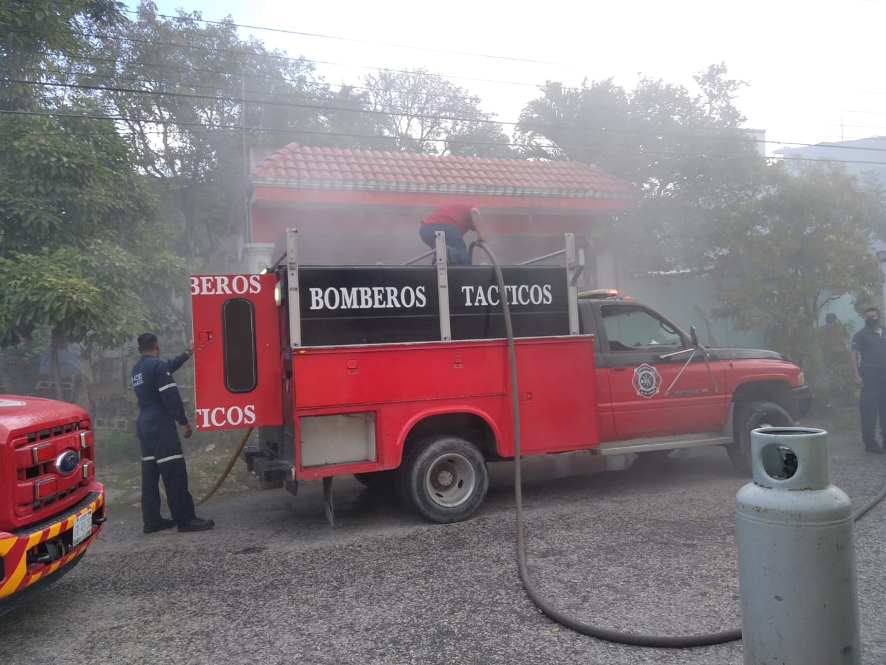Al lugar arribaron bomberos y elementos de Protección Civil Al lugar arribaron bomberos y elementos de Protección Civil