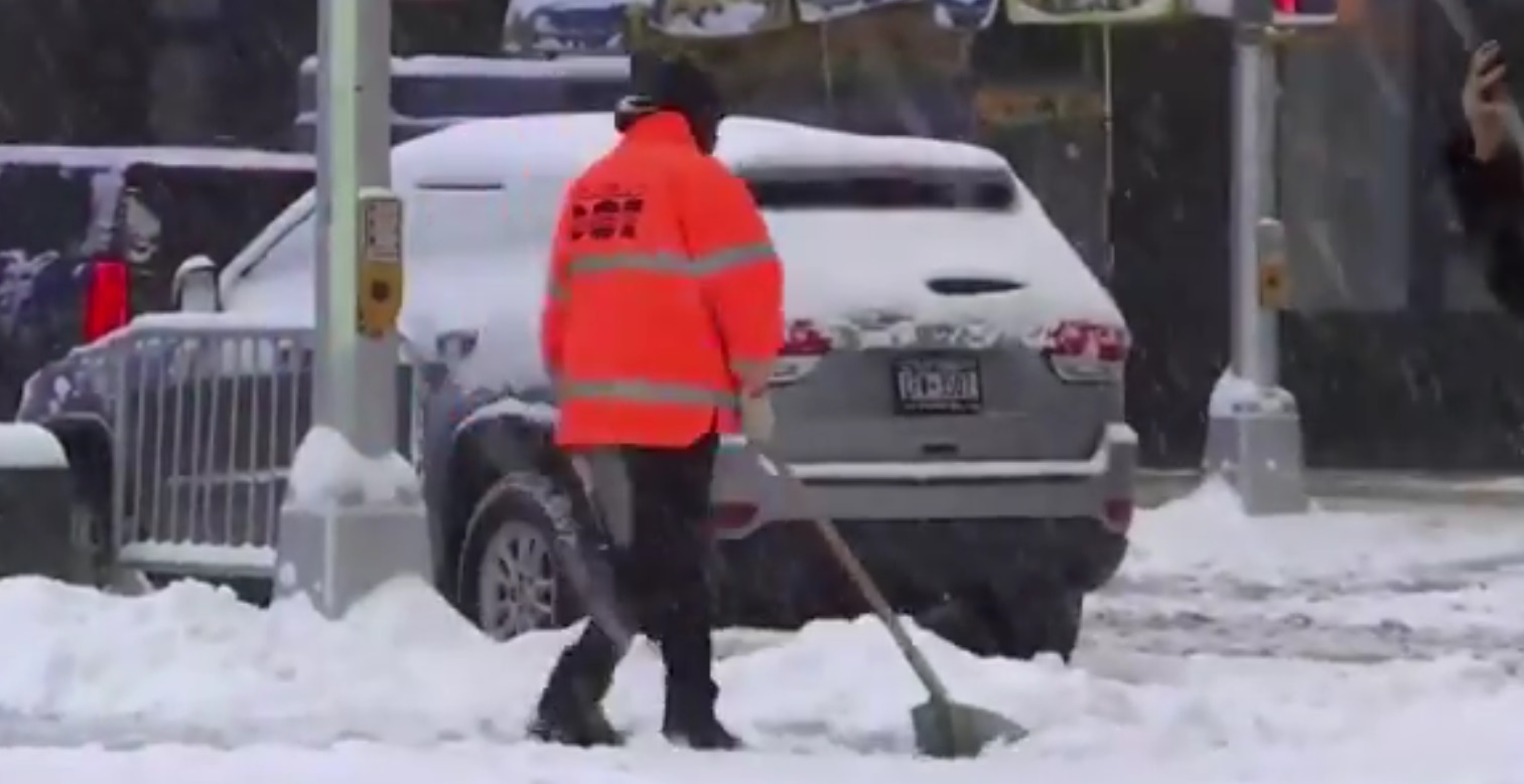Nueva York se cubre de blanco tras la caída de una tormenta invernal