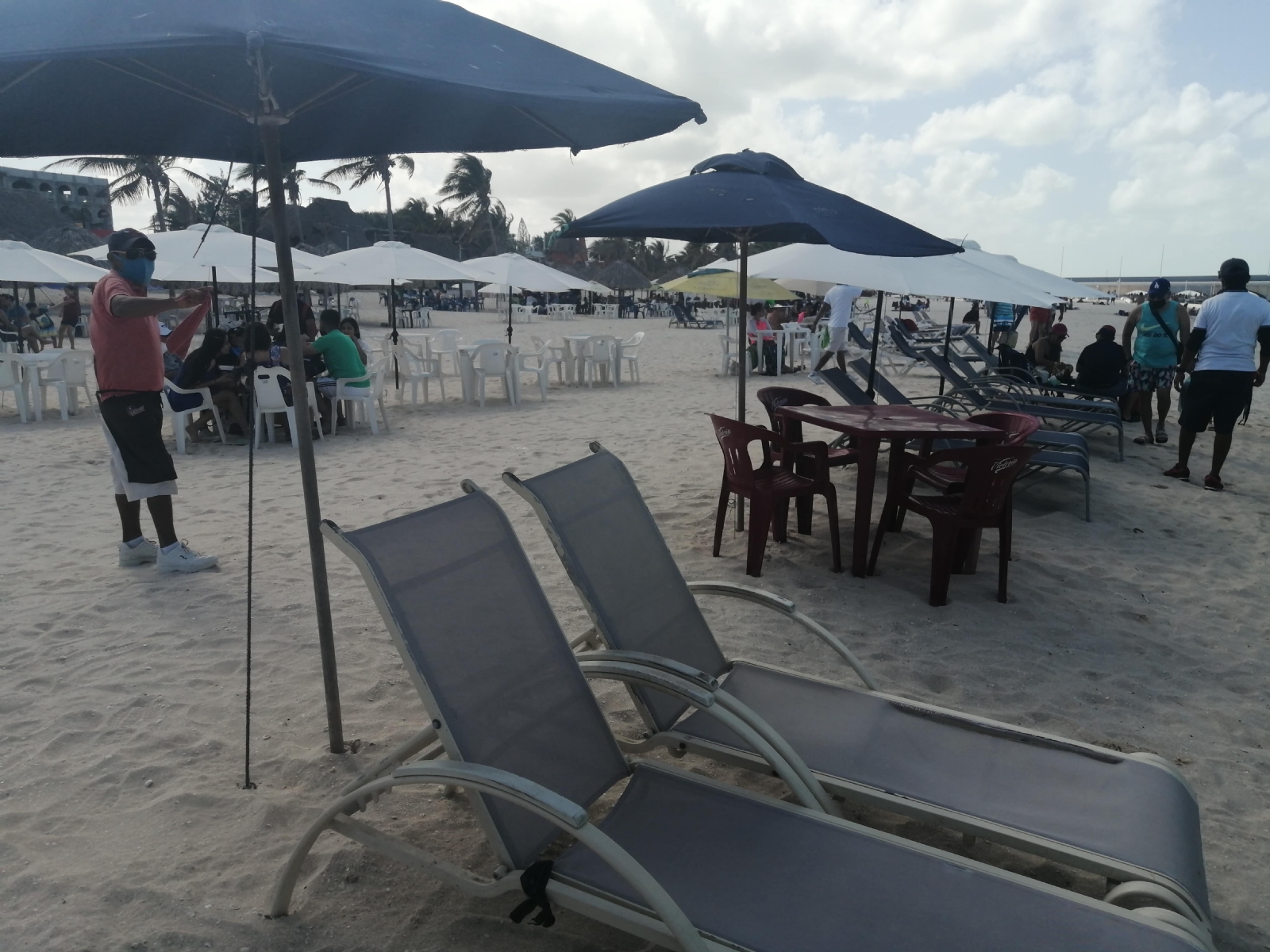 Vendedores del malecón remataron sus productos debido al cierre de playas