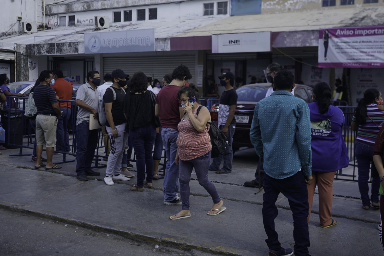 Largas filas de ciudadanos se formaban a las afueras de los módulos del órgano electoral