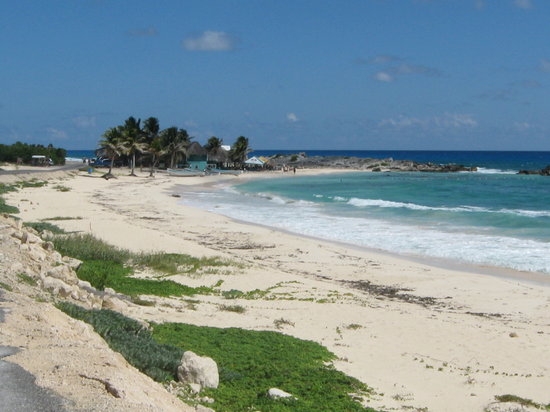 Recibe este nombre por un río que solía pasar por este mismo punto en la isla