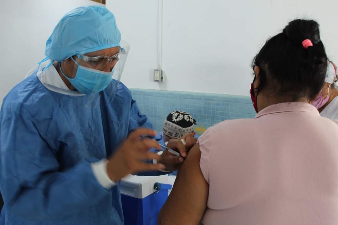 Cada persona que recibió la vacuna ha sido monitoreada por médicos y científicos de forma continua Cada persona que recibió la vacuna ha sido monitoreada por médicos y científicos de forma continua
