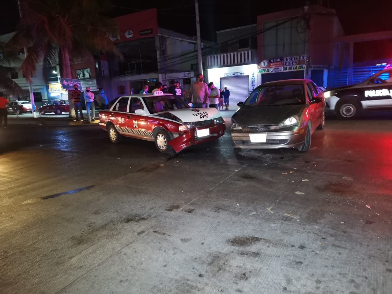 Hombre se impacta con taxi y pasajero resulta con lesiones Hombre se impacta con taxi y pasajero resulta con lesiones