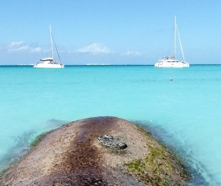 Embarcaciones tiran desechos fecales al mar en Isla Mujeres
