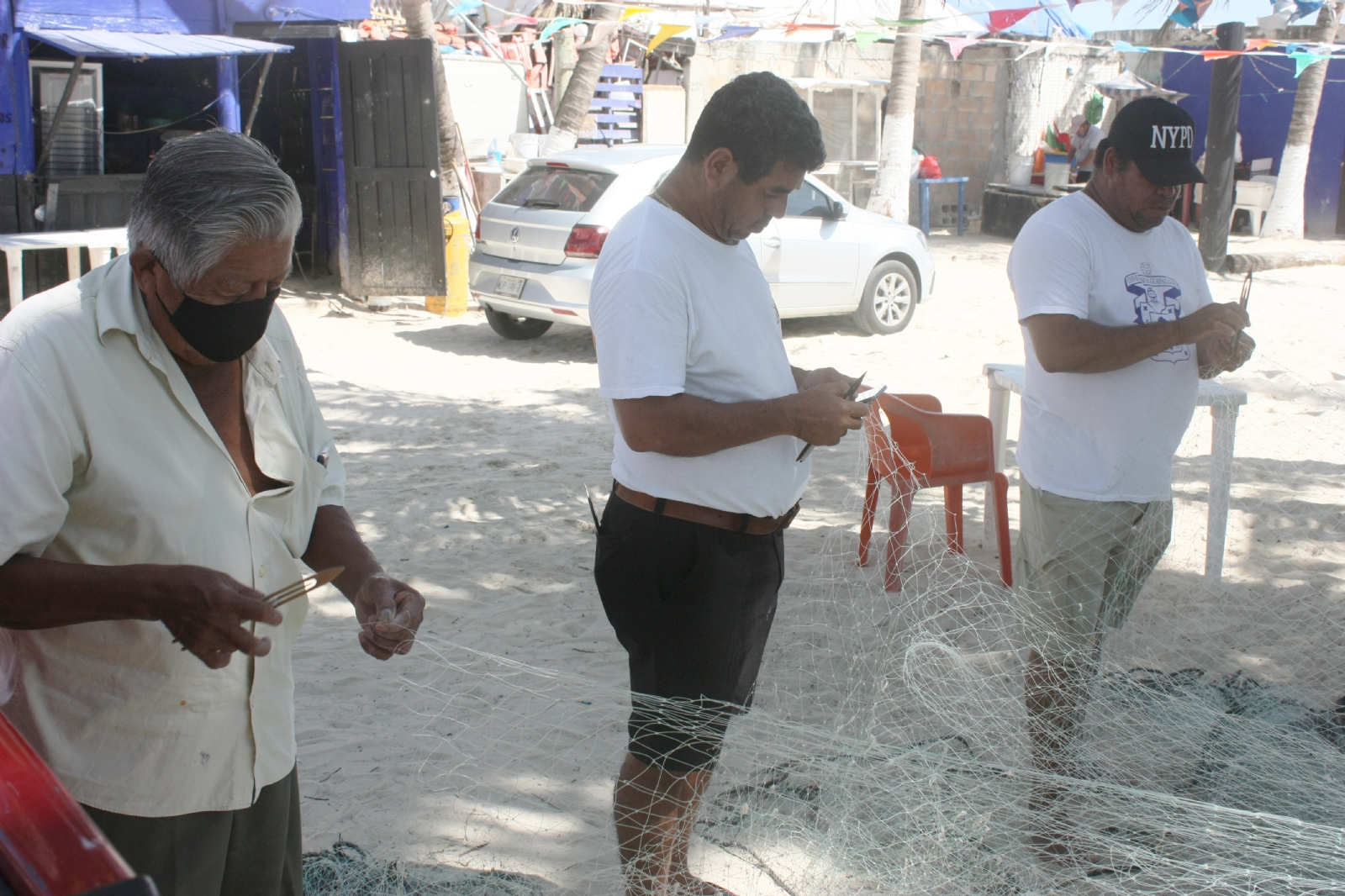 Los pescadores buscan la manera de llevar el pan a sus familias Los pescadores buscan la manera de llevar el pan a sus familias
