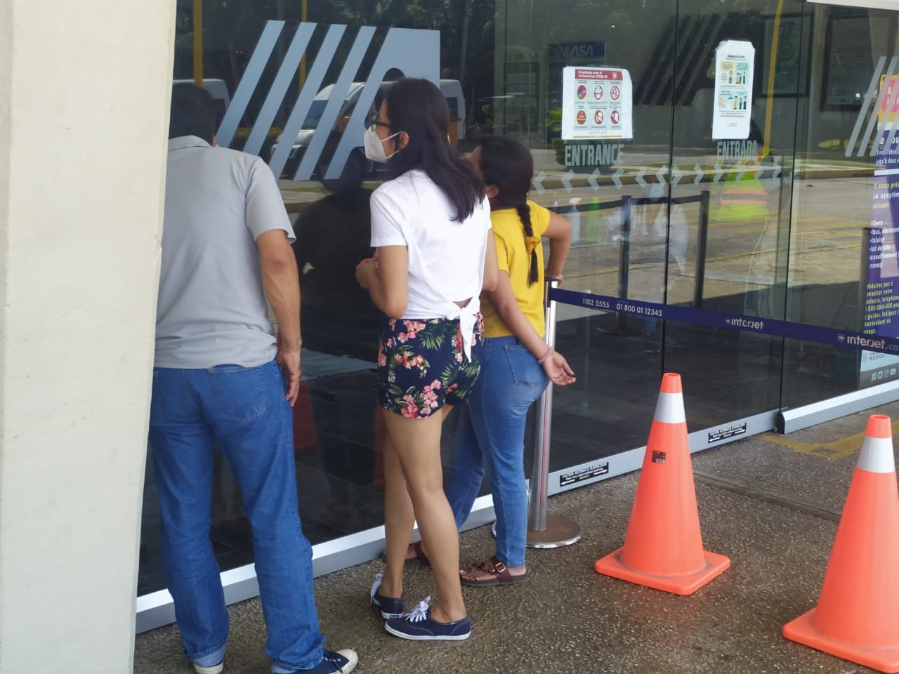 Nicolás Ruiz acudió junto con sus otras dos hijas a despedir a la menor de las tres
