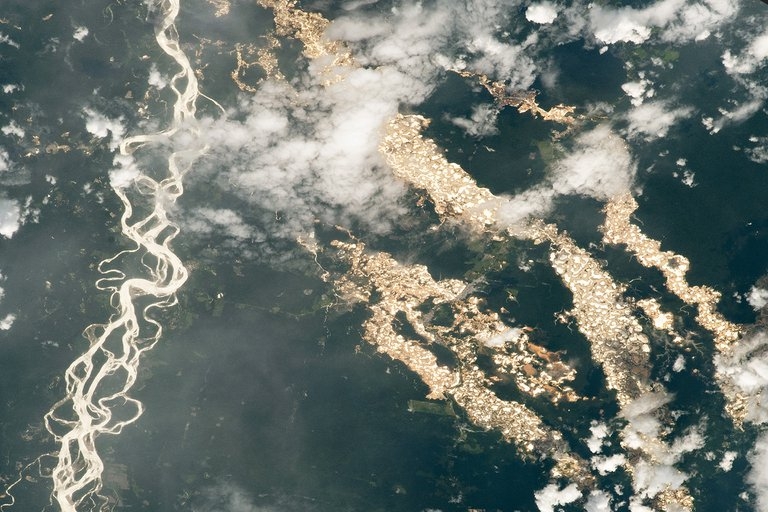 Vista aérea de un campo de minería ilegal en Madre de Dios, Perú