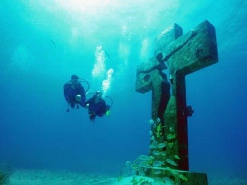 La Cruz de la Bahía en Isla Mujeres, un símbolo de respeto a fallecidos en el mar La Cruz de la Bahía en Isla Mujeres, un símbolo de respeto a fallecidos en el mar