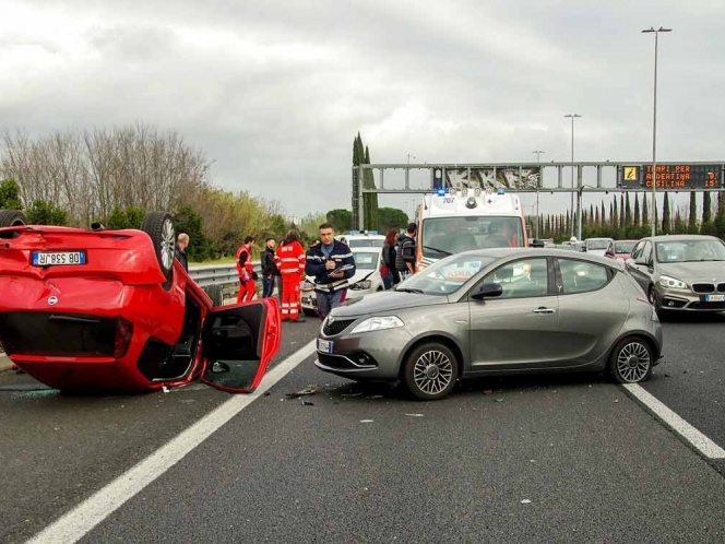 El auto causó un caos vial. Las víctimas no han sido identificadas
